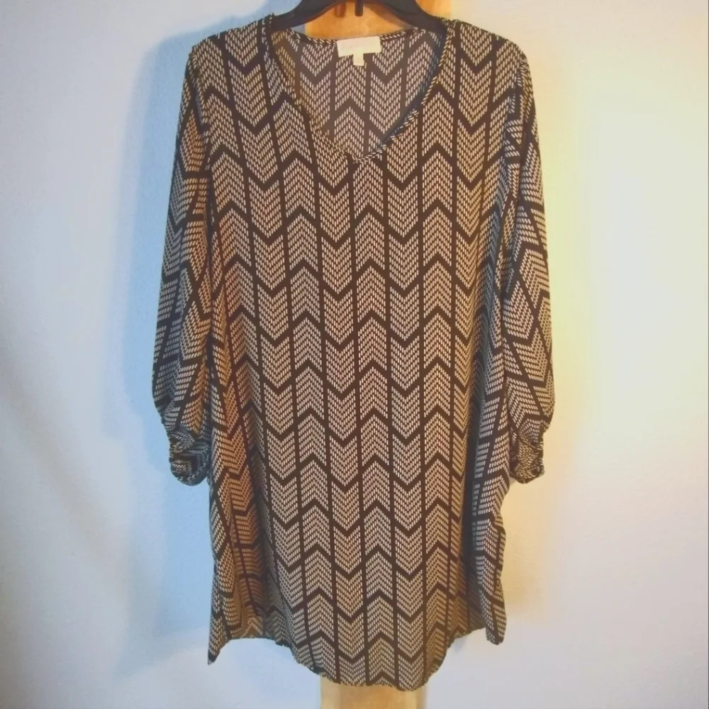 Perfect Peach Chevron, Arrow print, puff sleeve, round hem dress. Size X…​​​​​